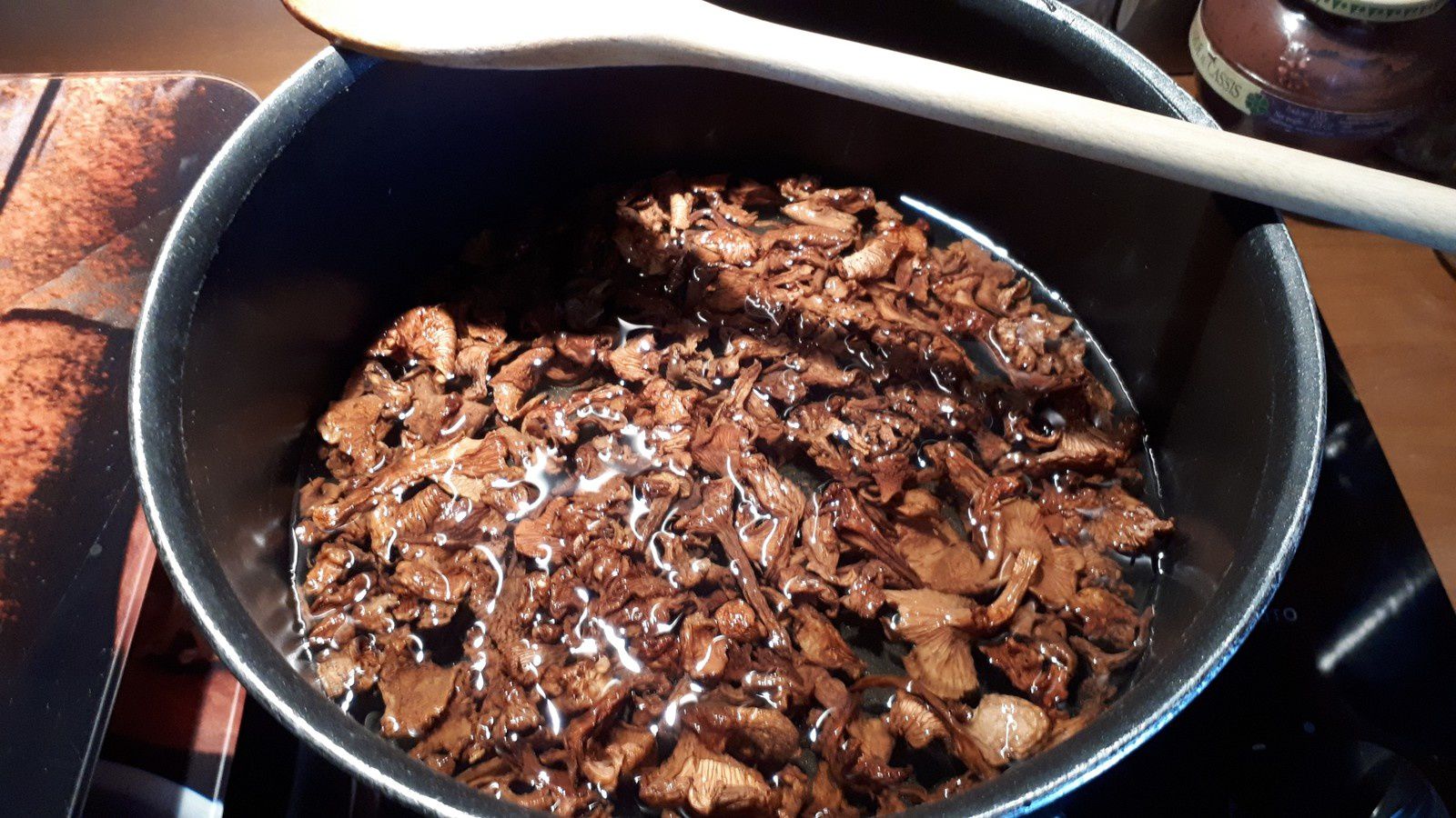 Poulet fermier au vin jaune et girolles – Oh, la gourmande