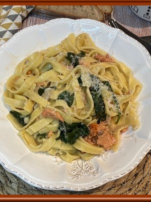 One pot pasta aux tagliatelles, saumon fumé et&nbsp;épinards.