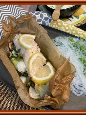 Papillotes de saumon aux champignons et oignons&nbsp;tiges