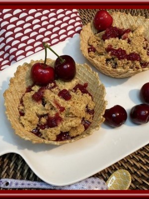 Compote de cerises et kiwis avec un topping de&nbsp;crumble